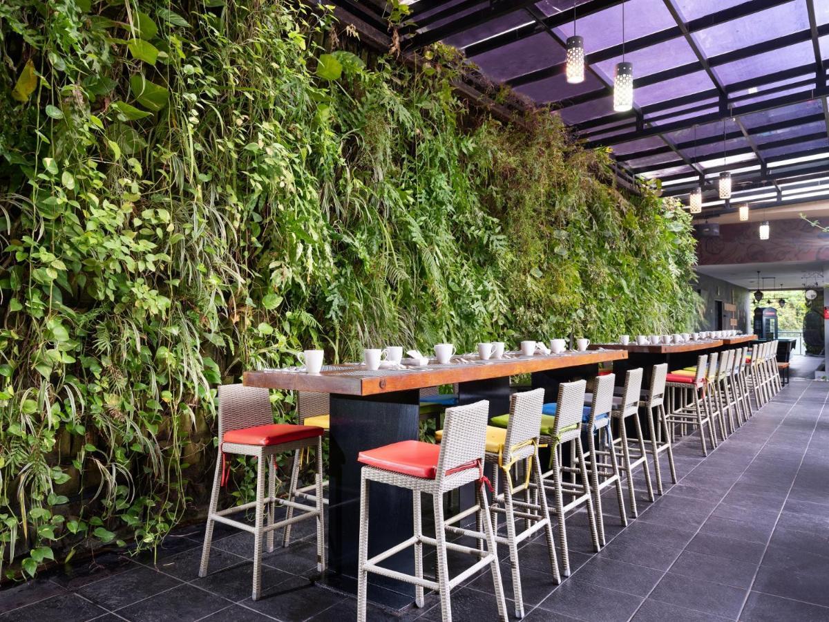 The Alana Hotel & Conference Center Malioboro Yogyakarta By Aston Exterior foto